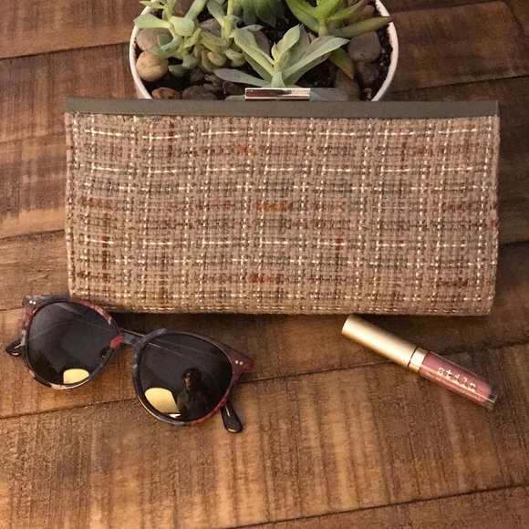 Lulu Handbags - VINTAGE TWEED CLUTCH! 👛